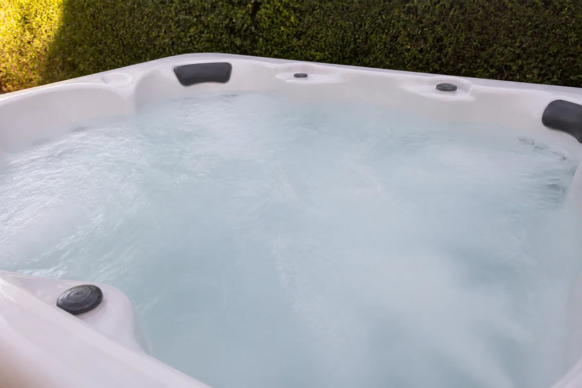 Residential hot tub water becoming clearer during circulation